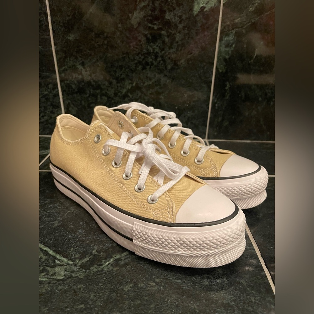 Converse Women’s Size 9 Chuck Taylor All Star Lift Platform Canvas Low Oat Milk